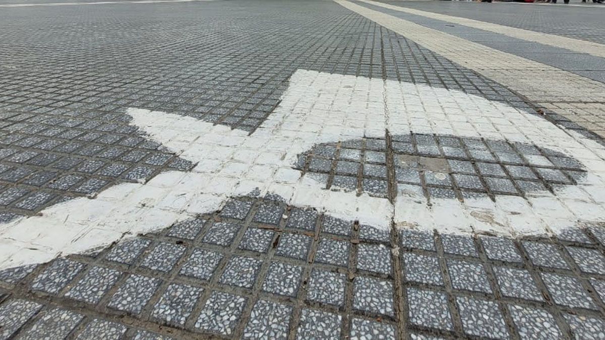 El simbólico Pañuelo, pintado en Plaza de Mayo.
