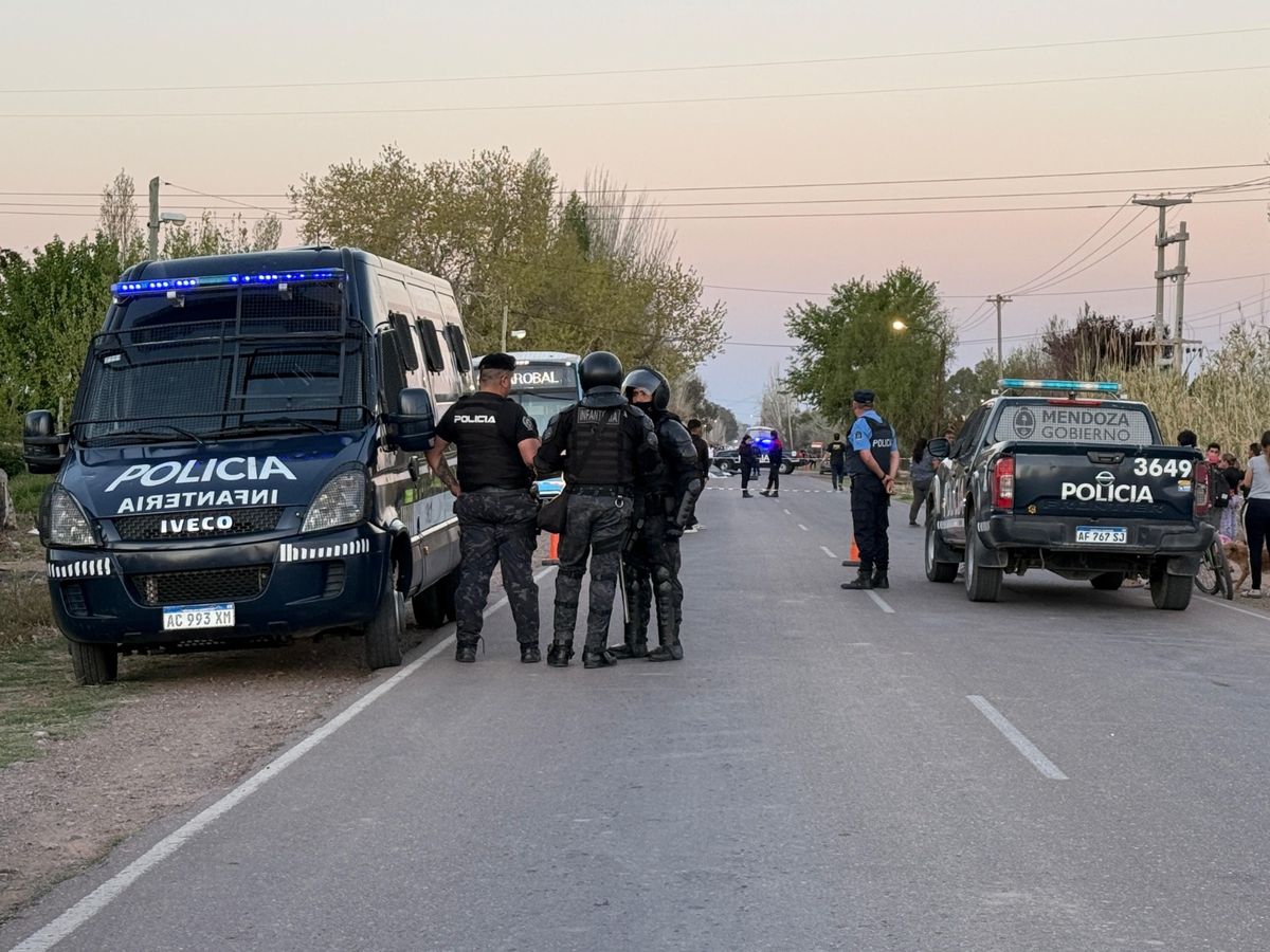 Operativo en calle Lavalle, de Las Heras, por el accidente de tránsito en el que murieron dos nenas.