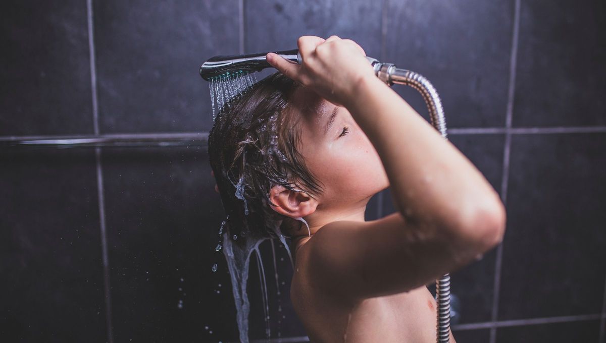 El contacto con el agua tibia favorece la relajaci&oacute;n del sistema nervioso, baja la ansiedad y prepara el cuerpo para un descanso profundo.
