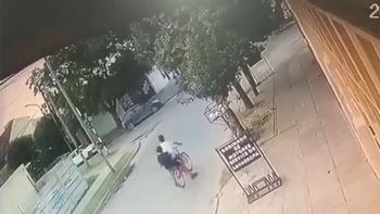 Video: perseguía a dos motochorros en Merlo y atropelló a dos chicos