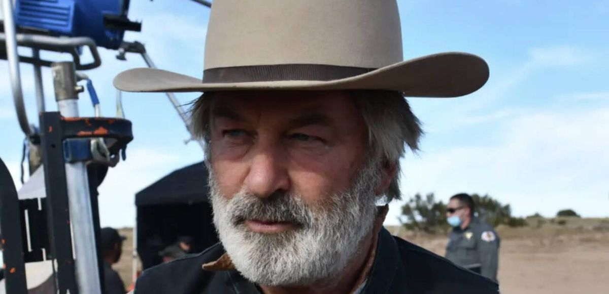 Tragedia. Alec Baldwin fue acusado de homicidio involuntario por el tiroteo en el set.