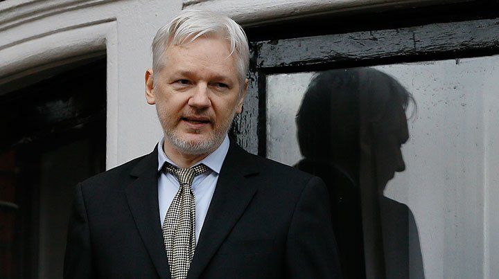 Una juez del Reino Unido confirmó la orden de arresto de Julian Assange