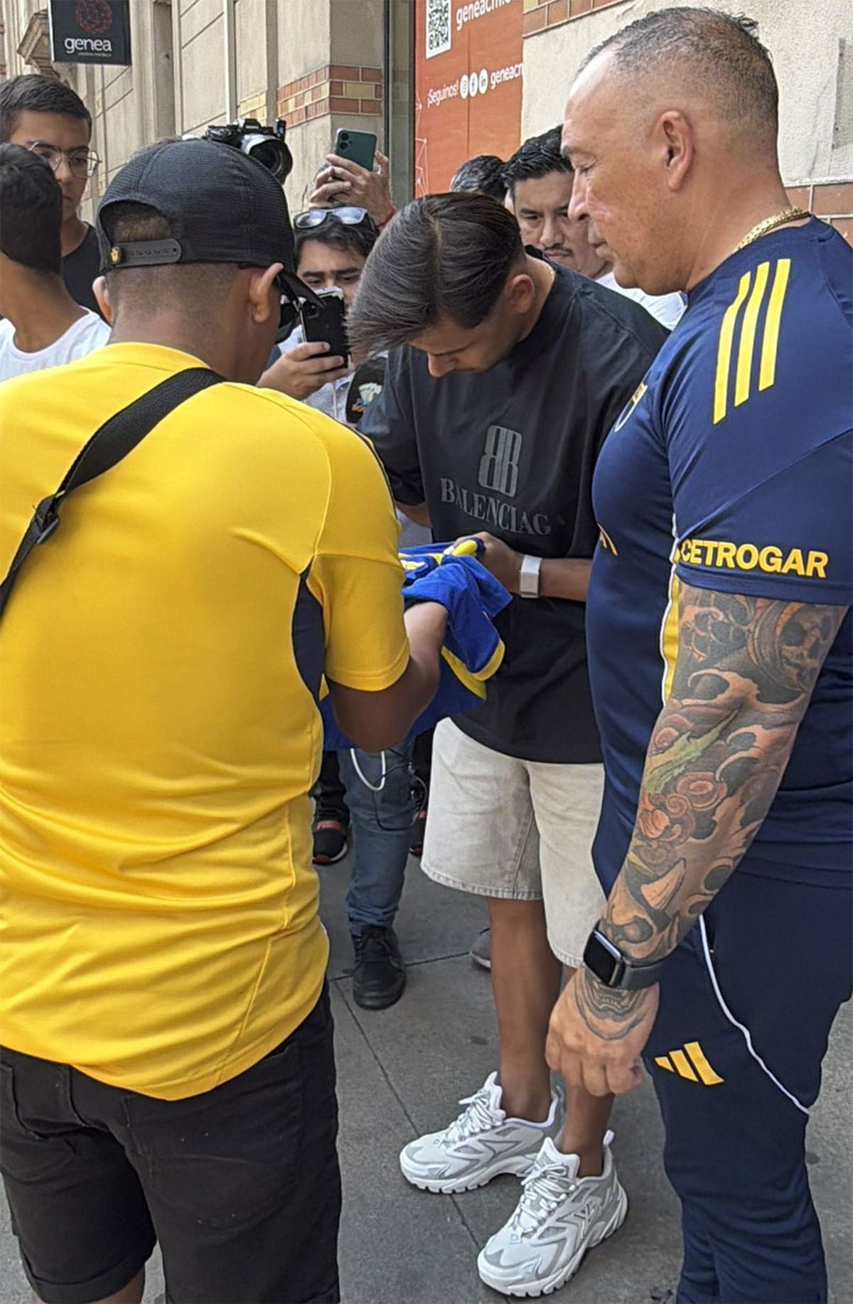&Aacute;ngel Romero firm&oacute; aut&oacute;grafos en su llegada a Boca.