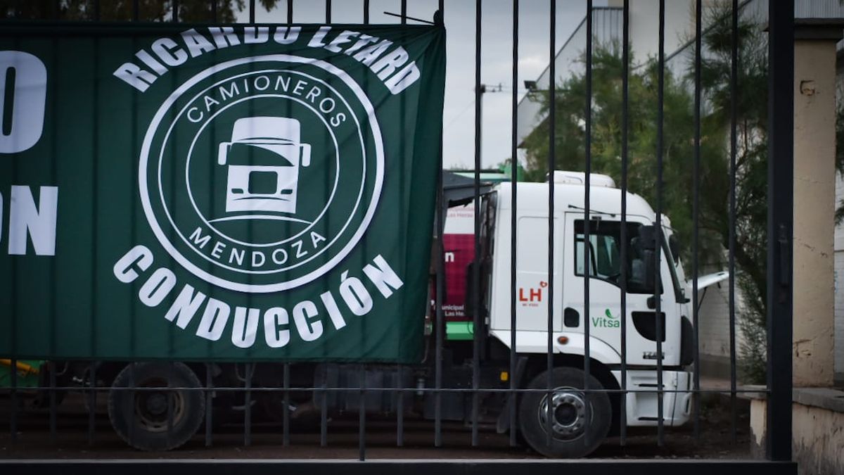 Los camiones de recolección siguen varados por la falta de acuerdo de los trabajadores de Vitsa y el municipio Los camiones de recolección siguen varados por la falta de acuerdo de los trabajadores de Vitsa y el municipio