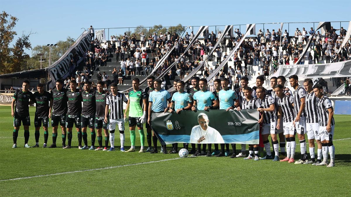 Gimnasia y Esgrima y Nueva Chicago le rindieron homenaje al Papa Francisco.