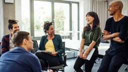 Los 5 consejos para ser feliz en el trabajo según Harvard