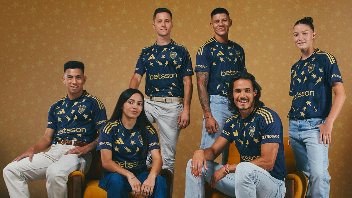 Los referentes del fútbol del club Boca Juniors posan con la nueva camiseta conmemorativa del 120 aniversario.