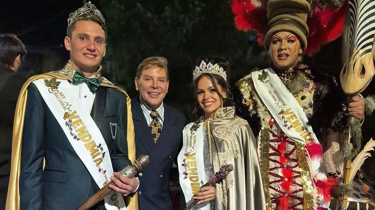 Gabriel Canci junto a los reyes electos el domingo en el teatro griego Frank Romero Day.