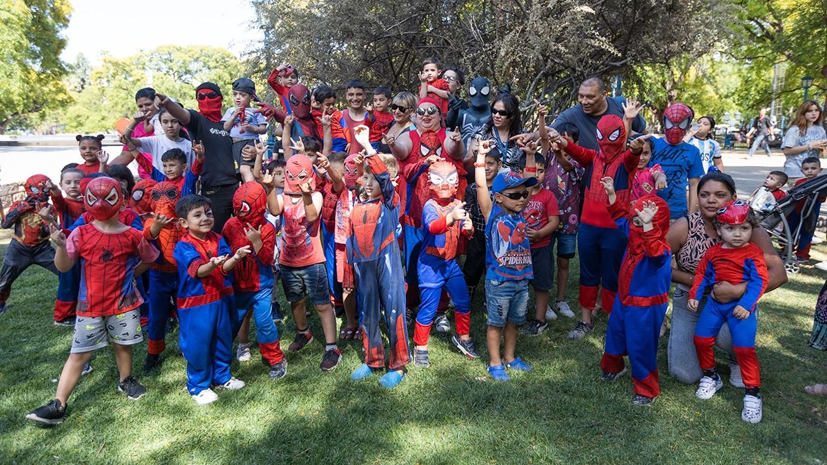 Se recaudaron 100 kilos de alimentos no perecederos en la juntada de los Superhéroes Solidarios. Se recaudaron 100 kilos de alimentos no perecederos en la juntada de los Superhéroes Solidarios.