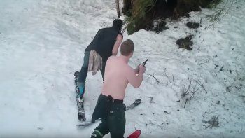 Un padre y su hijo mataron a una osa y sus cachorros mientras hibernaban