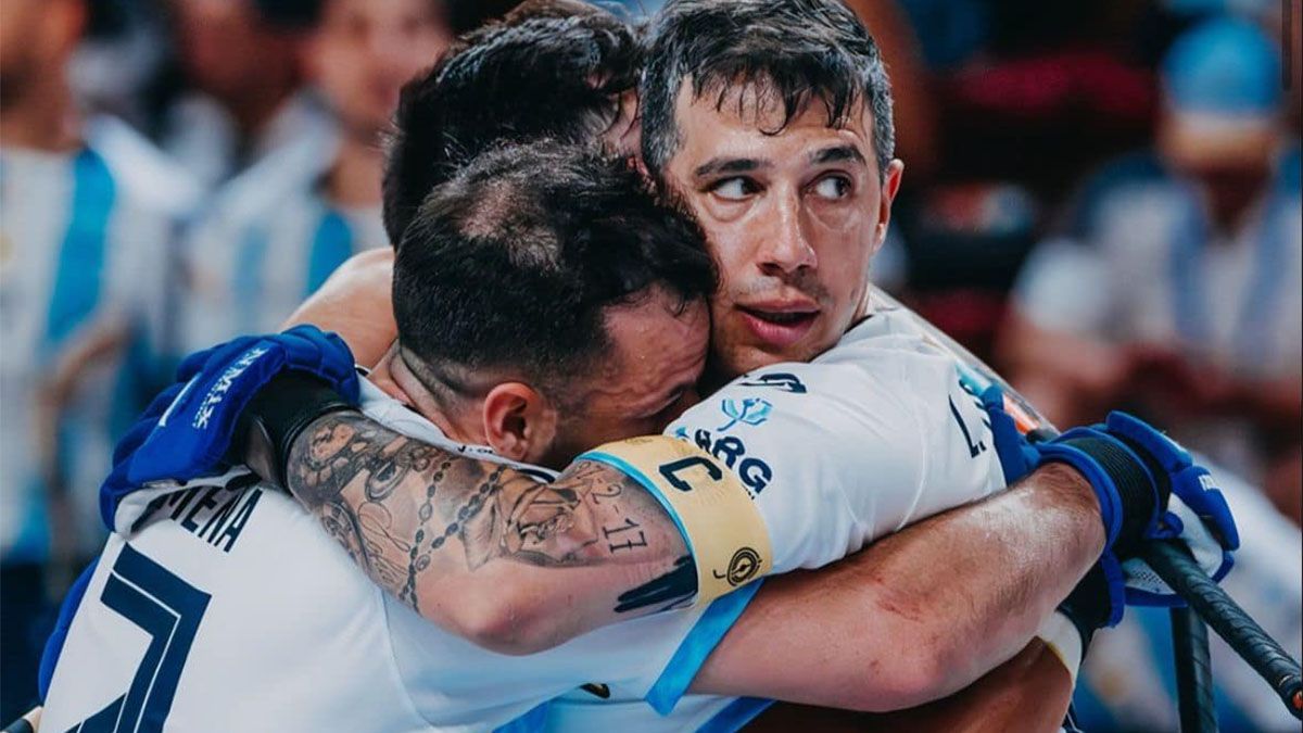 Lucas Ordóñez abraza a sus compañeros. Argentina cayó en la final.