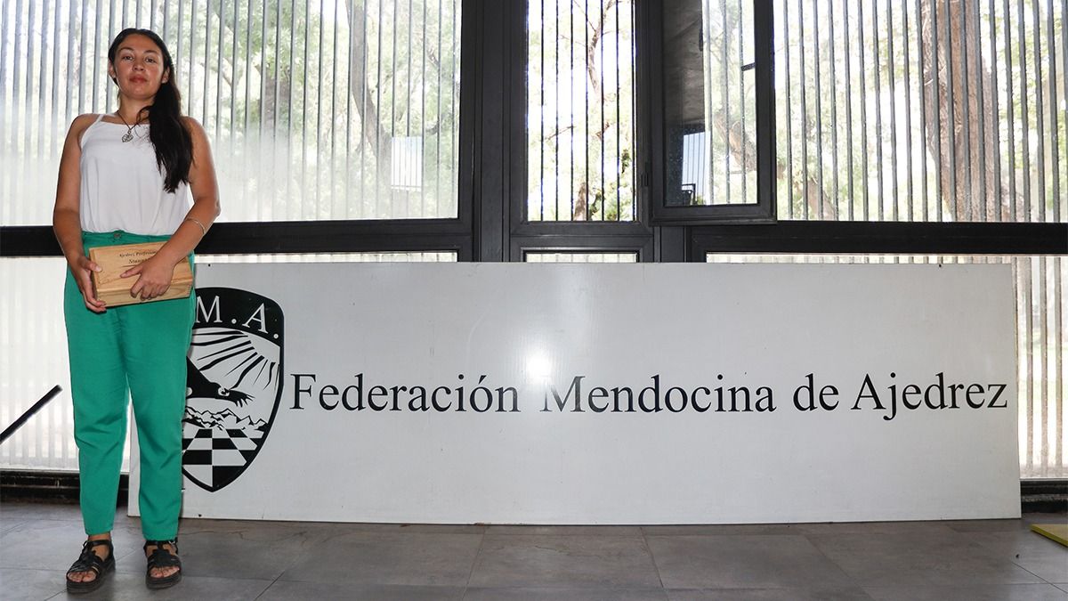 Raquel Herrera tiene 38 años, viene de una familia de ajedrecistas y es la presidenta de la Federación Mendocina de Ajedrez. Raquel Herrera tiene 38 años, viene de una familia de ajedrecistas y es la presidenta de la Federación Mendocina de Ajedrez.