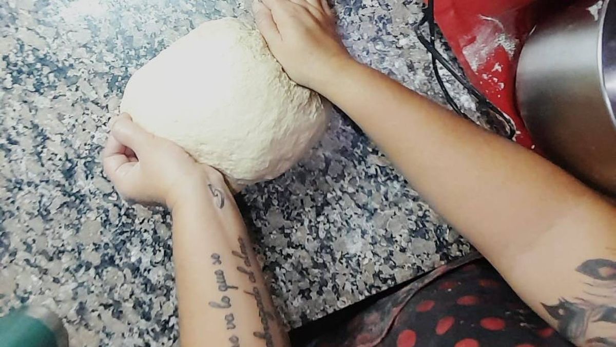 Con las manos en la masa. Camila y sus hijos salieron adelante. Con las manos en la masa. Camila y sus hijos salieron adelante.