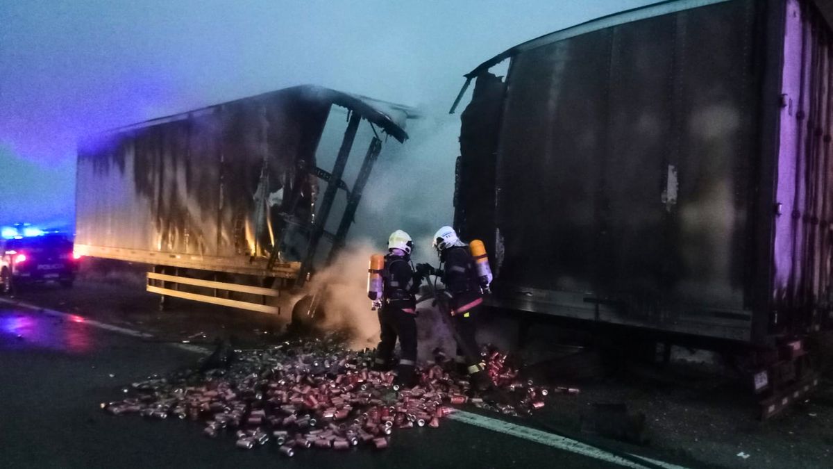 Así quedó el camión tras el incendio de su carga de gaseosas en latitas.