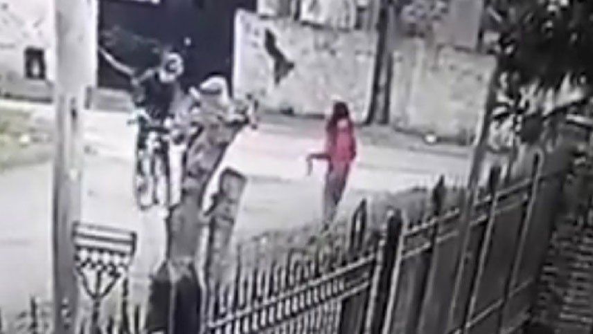 Video: una niña fue violentamente asaltada por un hombre armado