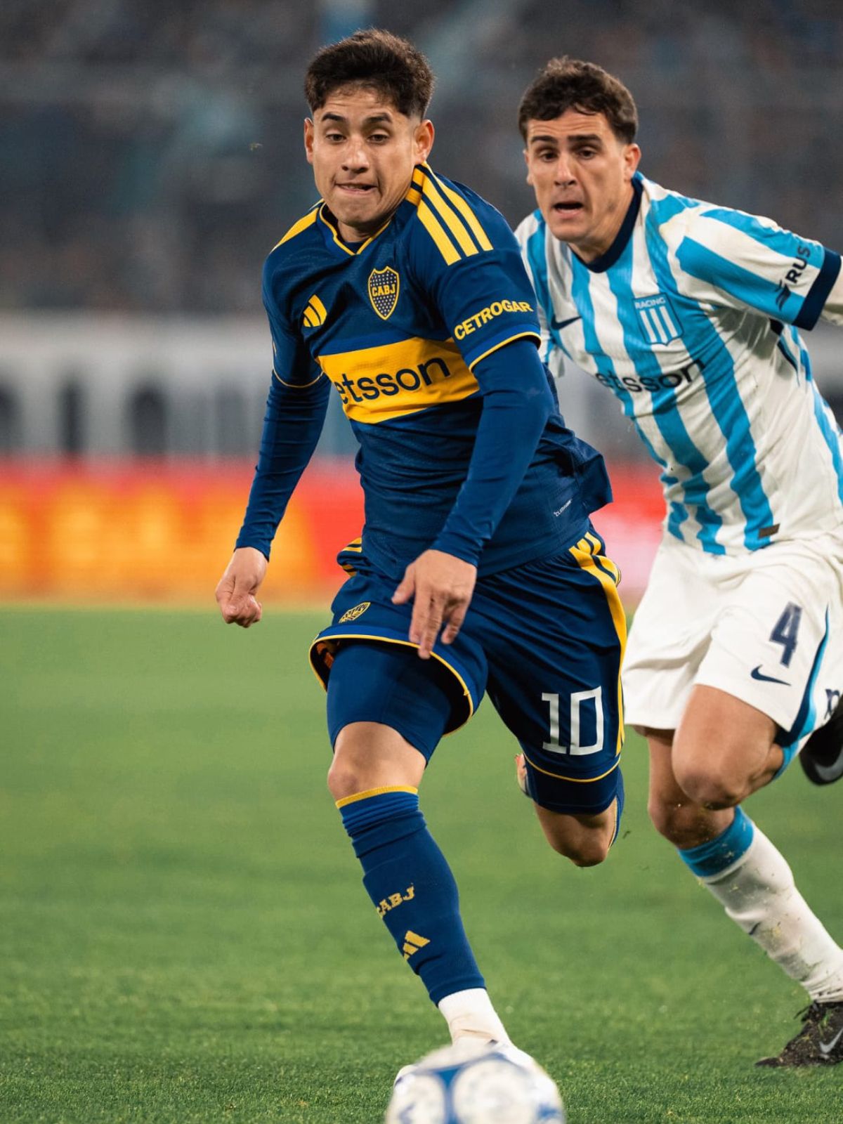 El delantero de Boca Juniors Tomás Aranda escapa de la marca de Ezequiel Cannavo de Racing.