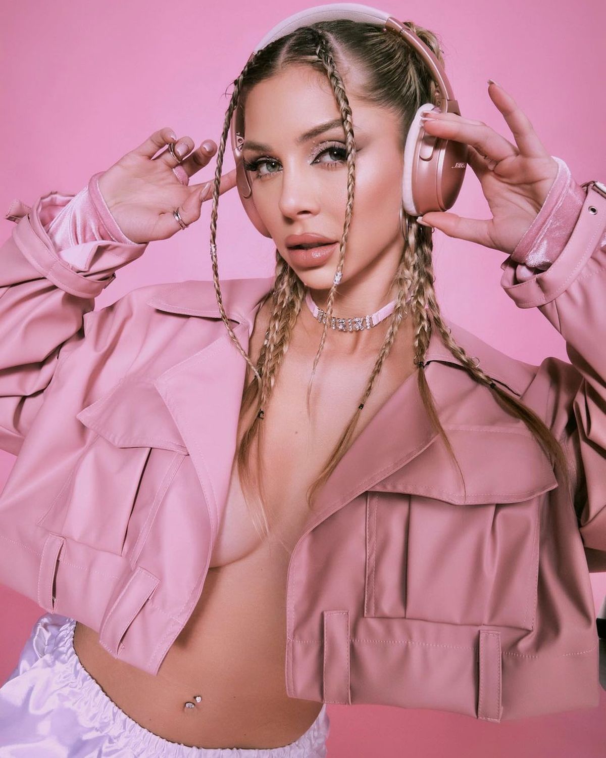 Romina Malaspina le copió look a la China Suárez, metió pantaloncitos blancos y es bestial. Romina Malaspina le copió look a la China Suárez, metió pantaloncitos blancos y es bestial.