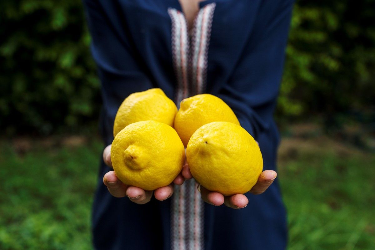 Cómo usar limón para quitar manchas de aceite