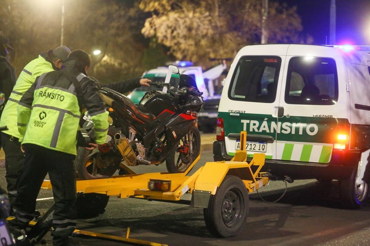 En el operativo para medir la intensidad de ruidos molestos que realizó en conjunto la Dirección de Tránsito de Godoy Cruz y la Policía de Mendoza, se secuestraron 6 motos. En el operativo para medir la intensidad de ruidos molestos que realizó en conjunto la Dirección de Tránsito de Godoy Cruz y la Policía de Mendoza, se secuestraron 6 motos.