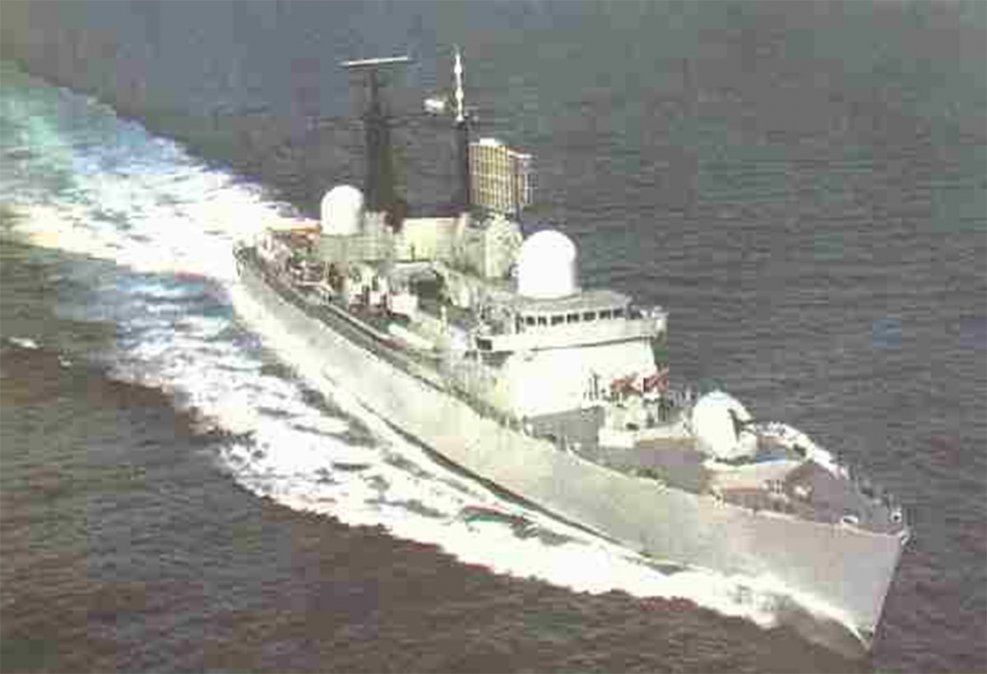 El buque ARA Santísima Trinidad desembarcó las primeras tropas en la guerra de las Islas Malvinas en la noche del 1º de abril de 1982 y sería desmantelado. Aquí en pleno esplendor. Ahora terminaría como chatarra.