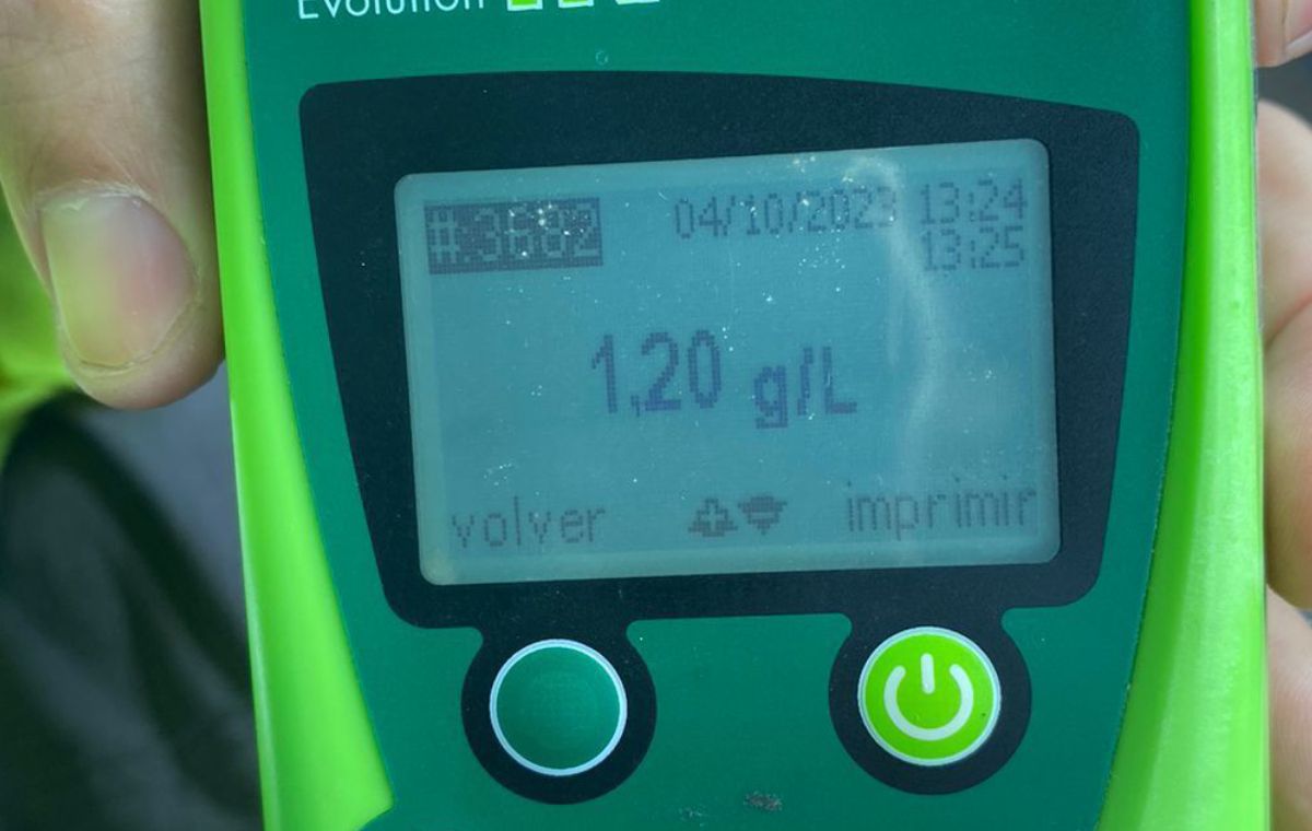 El transportista llevaba combustible en un camión con problemas de seguridad, además de realizar una conducción peligrosa por estar en estado de ebriedad. El transportista llevaba combustible en un camión con problemas de seguridad, además de realizar una conducción peligrosa por estar en estado de ebriedad.