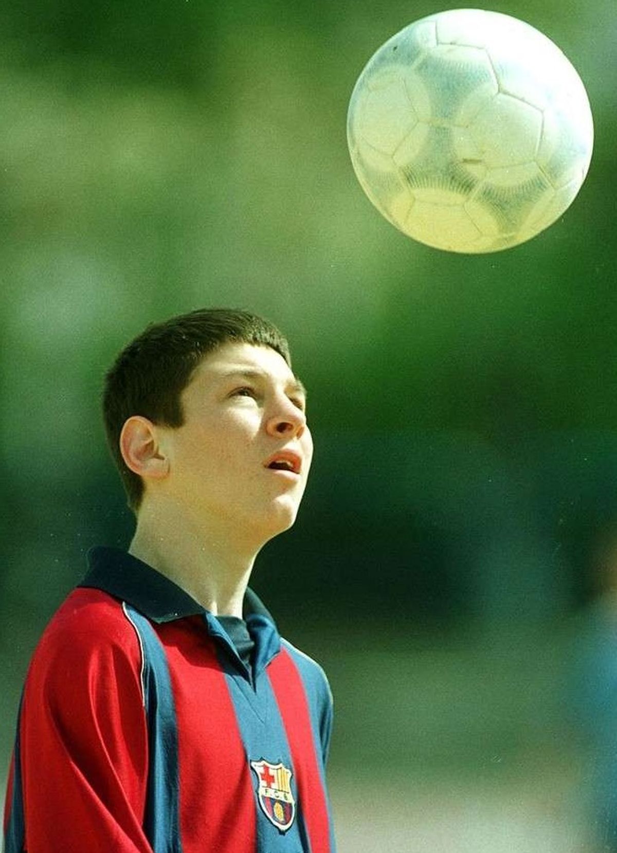 Messi firmó su primer contrato con el Barcelona con solo 13 años. Messi firmó su primer contrato con el Barcelona con solo 13 años.