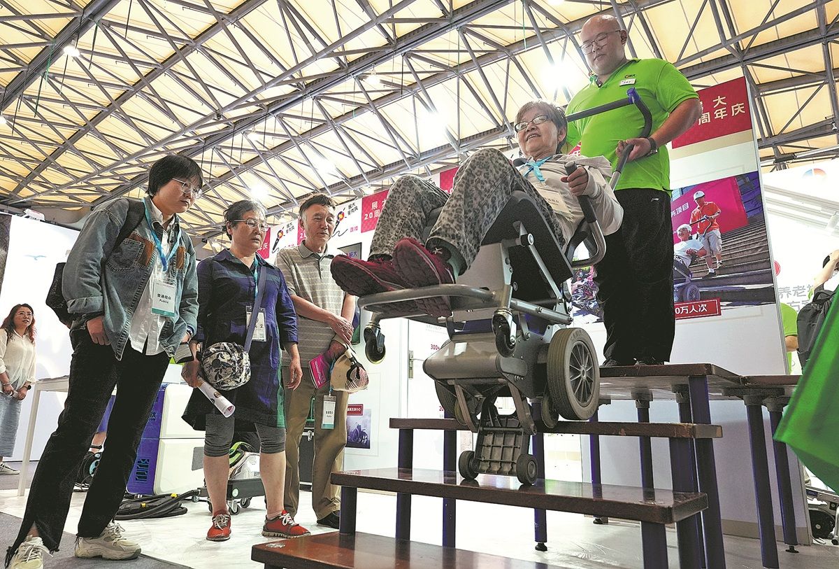 Una mujer prueba una máquina para subir escaleras durante la Exposición Internacional de Atención a Personas Mayores