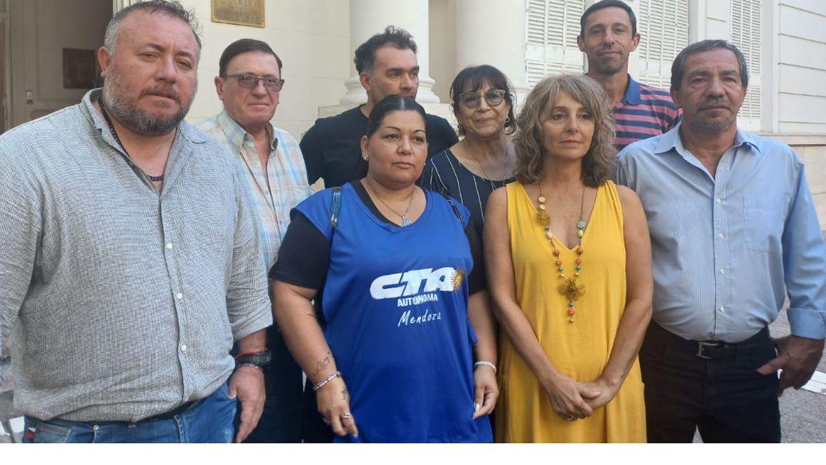 Representantes de gremios estatales se reunieron en las puertas de la Legislatura.