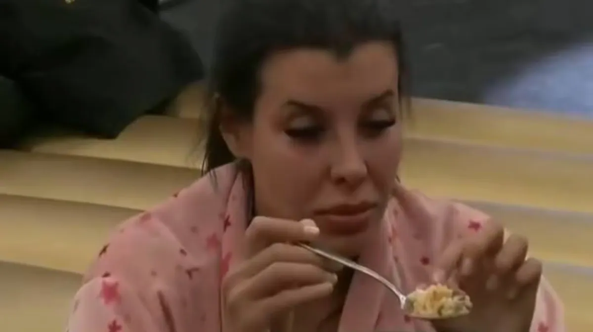 Charlotte Caniggia en contró un pelo en su sopa. Charlotte Caniggia en contró un pelo en su sopa.