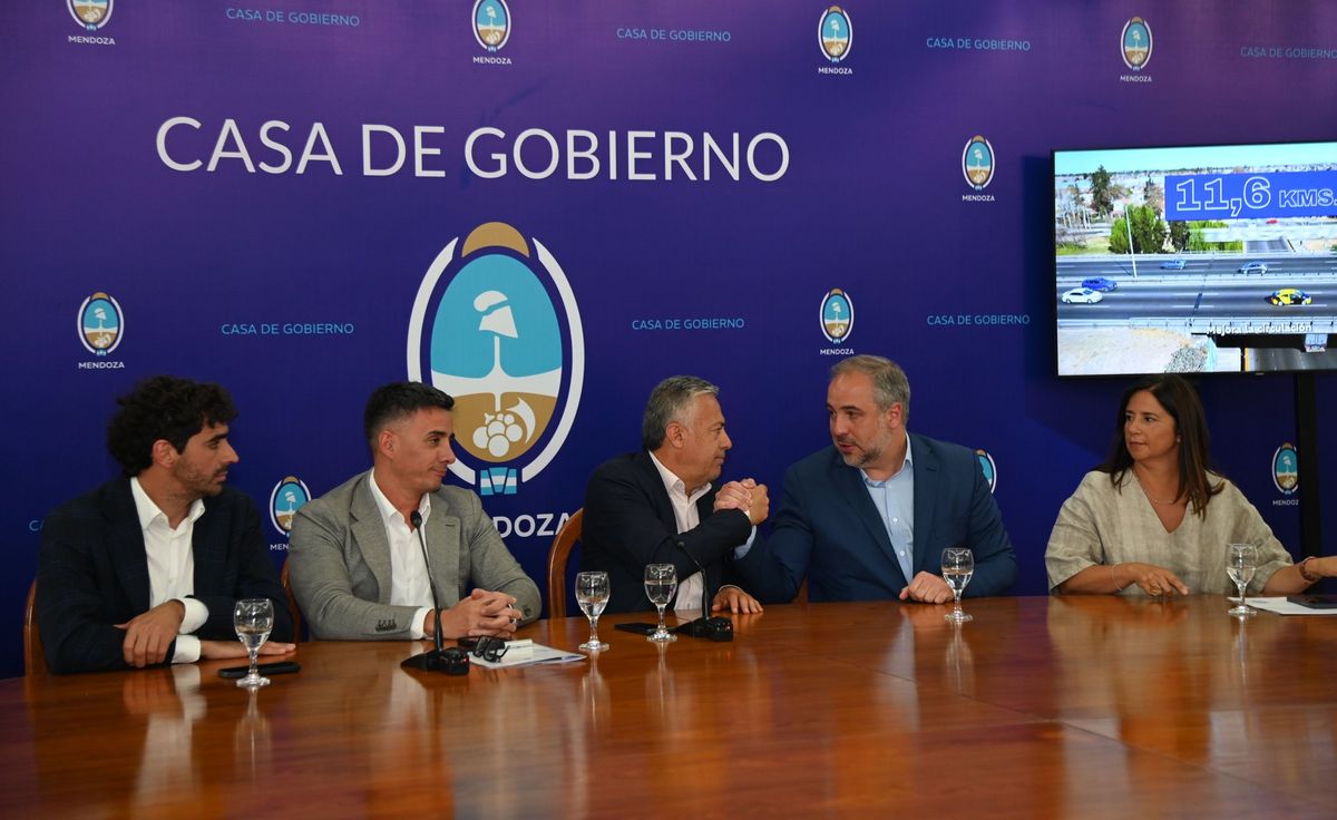 Apretón de manos entre Alfredo Cornejo y Matías Stevanato. Apretón de manos entre Alfredo Cornejo y Matías Stevanato.