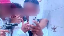 La foto en la escuela que complicó al adolescente. La foto en la escuela que complicó al adolescente.