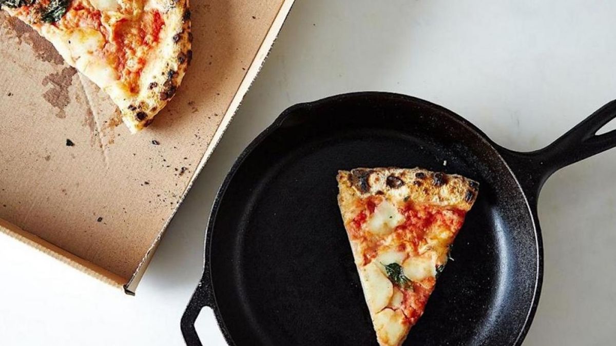 La mejor opción para que pizza no pierda lo crocante y su sabor, es recalentarla en una sartén La mejor opción para que pizza no pierda lo crocante y su sabor, es recalentarla en una sartén
