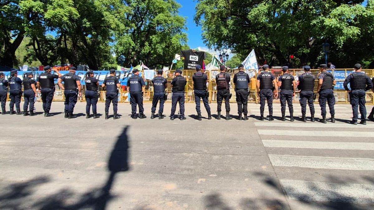 La Policía custodia la Legislatura mientras permanece la sesión del Senado, lo que complicó el tránsito en el centro. La Policía custodia la Legislatura mientras permanece la sesión del Senado, lo que complicó el tránsito en el centro.