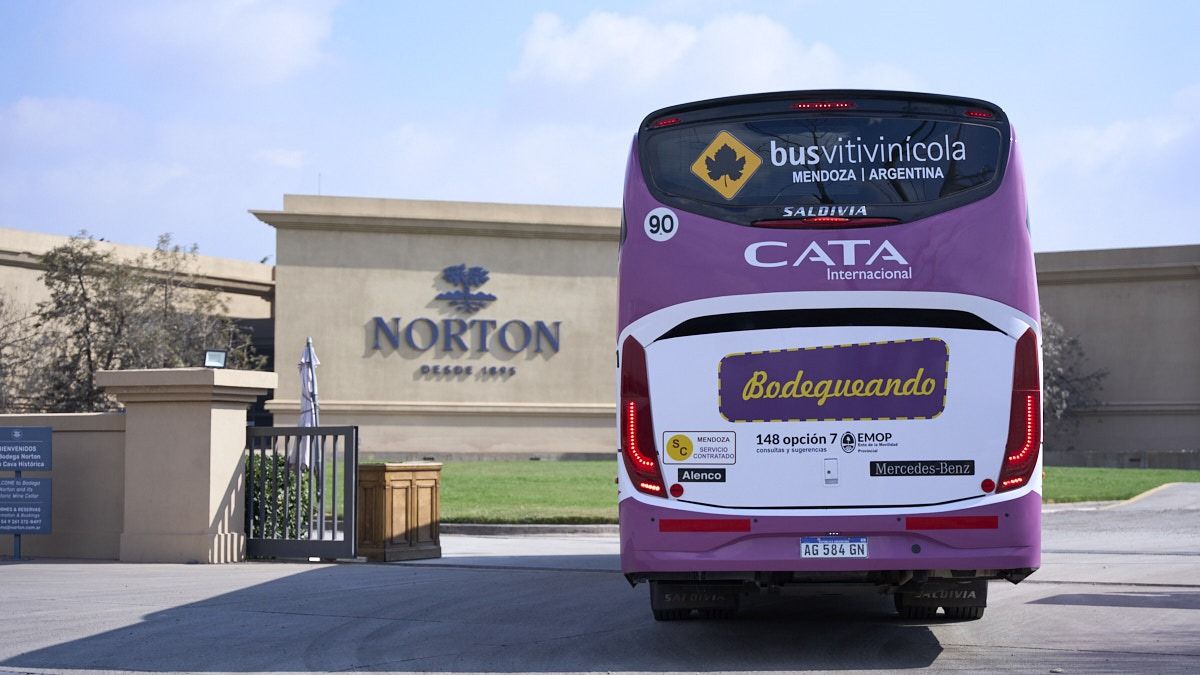 Desde sus inicios que el Bus Vitivinícola tiene a Cata Internacional como su transporte oficial. Acaba de incorporar nuevas unidades. Desde sus inicios que el Bus Vitivinícola tiene a Cata Internacional como su transporte oficial. Acaba de incorporar nuevas unidades.