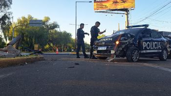 Un patrullero se estrelló contra un poste en Godoy Cruz y hay dos policías heridos