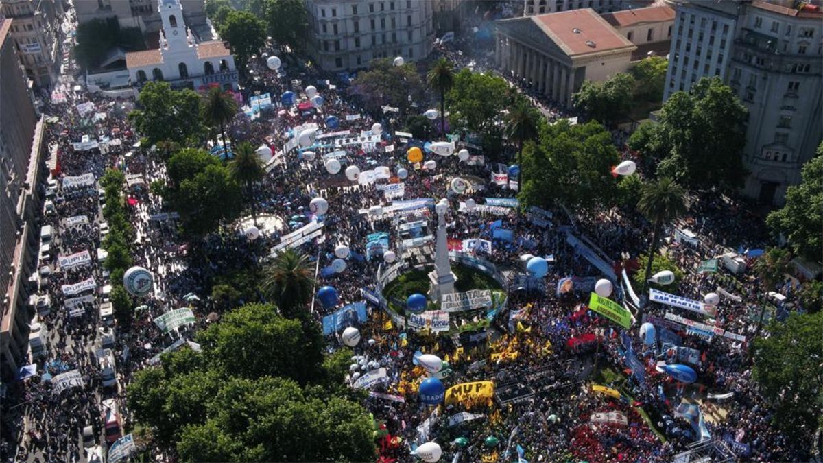 La Plaza de Mayo y sus alrededores se llenaron de militantes.