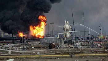 Ascienden a 3 muertos y 136 heridos las víctimas por la explosión en un centro petroquímico de México