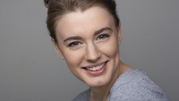 Esta en Netflix, tiene 8 capítulos y es una de las series del momento