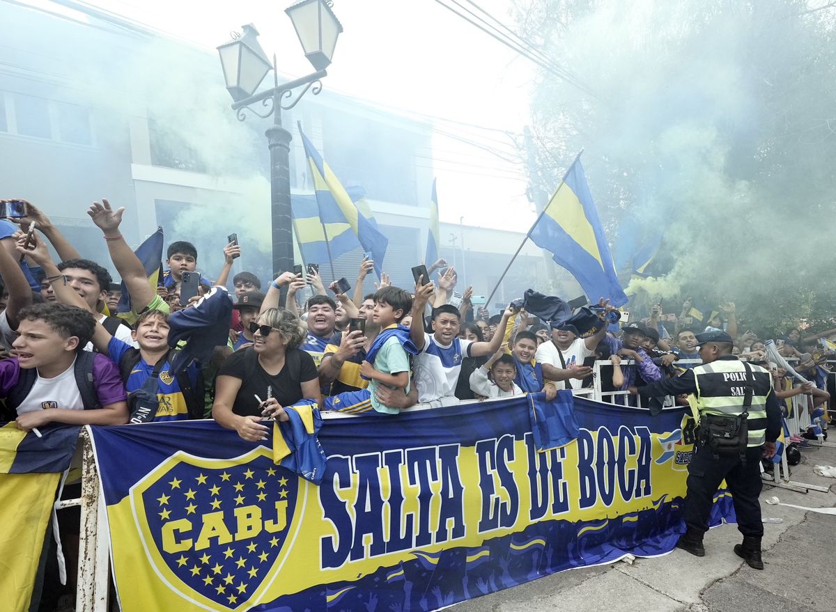 Como es costumbre en cada rincón del país, los hinchas recibieron al plantel de Boca en Salta Como es costumbre en cada rincón del país, los hinchas recibieron al plantel de Boca en Salta