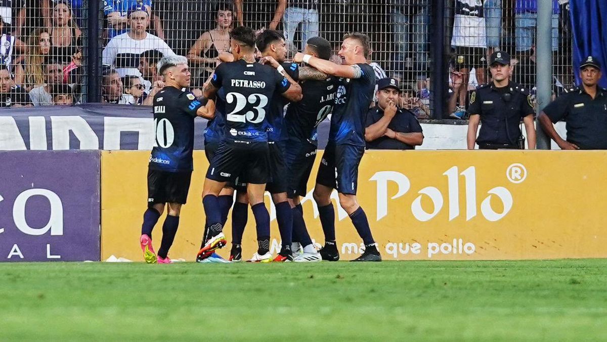 La Lepra viene de ganarle a Gimnasia y Esgrima en La Plata y buscará lograr su primer triunfo de local. La Lepra viene de ganarle a Gimnasia y Esgrima en La Plata y buscará lograr su primer triunfo de local.