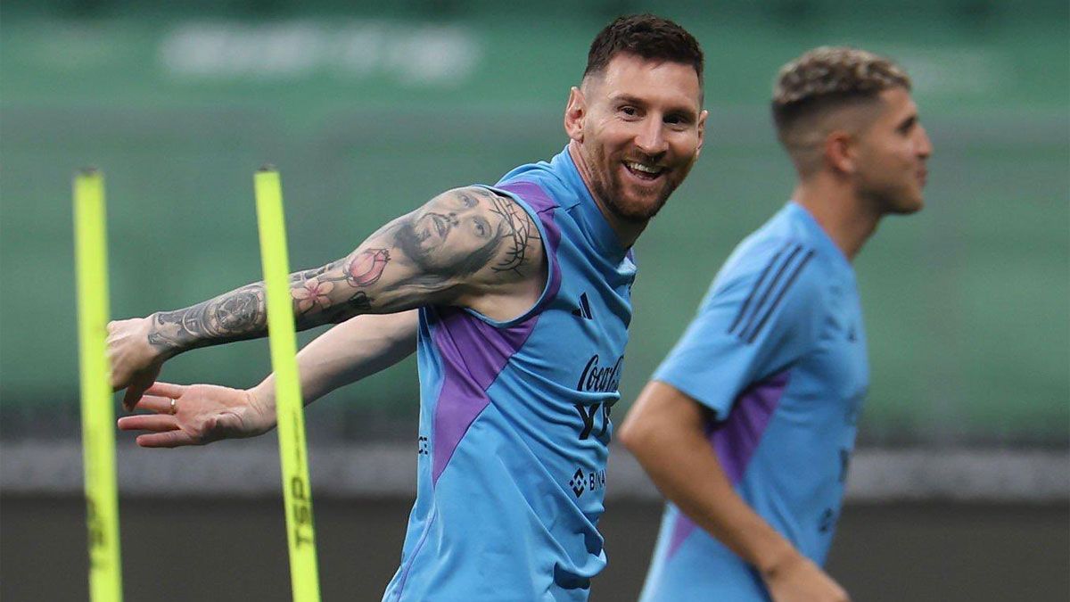 Lionel Messi sonríe durante la práctica de la Selección argentina en Pekín.