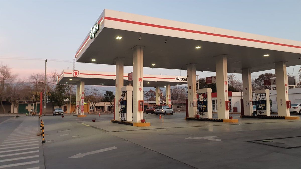 Los asaltantes apuntaron con armas de fuego a dos empleados que entraban a trabajar a una estación de servicio de Las Heras. Escaparon con $400.000.