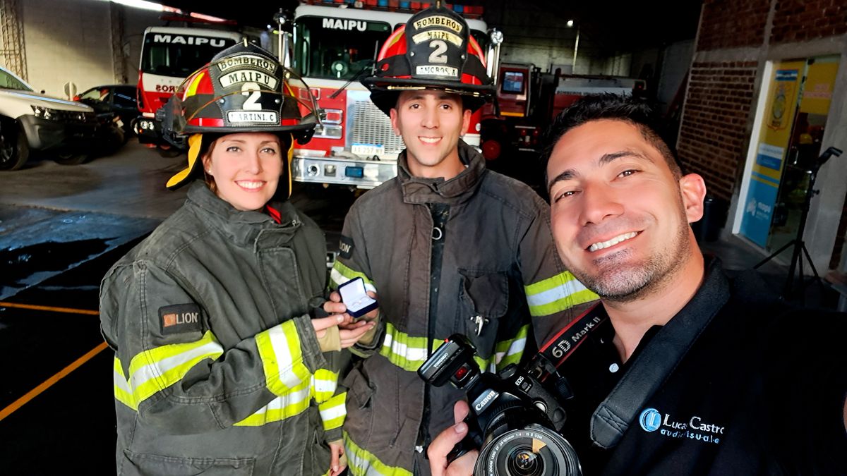 Los novios posan junto al fotógrafo Lucas Castro tras la sesión en el cuartel de bomberos de Maipú. Los novios posan junto al fotógrafo Lucas Castro tras la sesión en el cuartel de bomberos de Maipú.