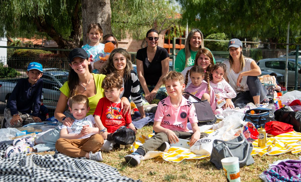 Familias de Dalvian comparten el picnic: Sottano, Formento, Vélez, Ruiz, Gabrielli, Gemma y Doedderer. Familias de Dalvian comparten el picnic: Sottano, Formento, Vélez, Ruiz, Gabrielli, Gemma y Doedderer.