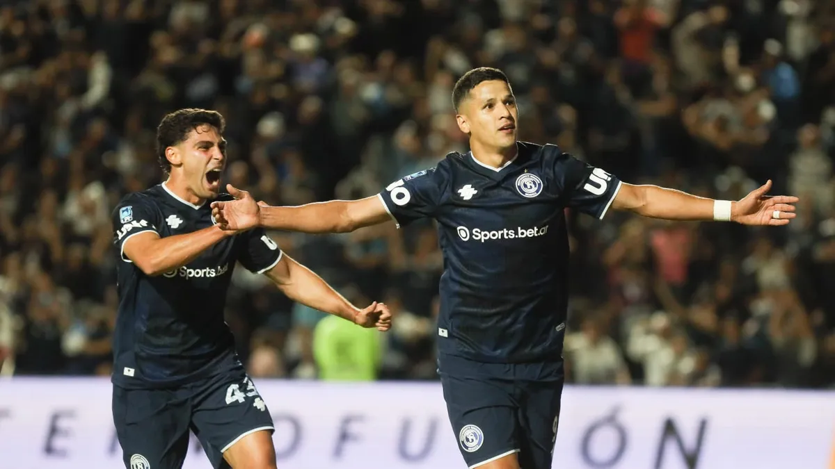 Álex Arce recuperó la titularidad y volvió al gol.