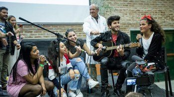 Sebastián Yatra visitó la Villa 31, cantó, pintó y se llevó una pelota de trapo