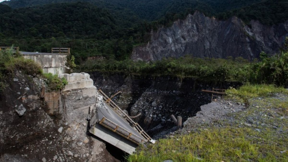 El puente de la carretera a Lago Agrio, en la Amazonía ecuatoriana, se cayó a causa de la erosión regresiva en la zona. Este fenómeno se asocia a la hidroeléctrica Coca Codo Sinclair. (Foto: Iván Castaneira) El puente de la carretera a Lago Agrio, en la Amazonía ecuatoriana, se cayó a causa de la erosión regresiva en la zona. Este fenómeno se asocia a la hidroeléctrica Coca Codo Sinclair. (Foto: Iván Castaneira)
