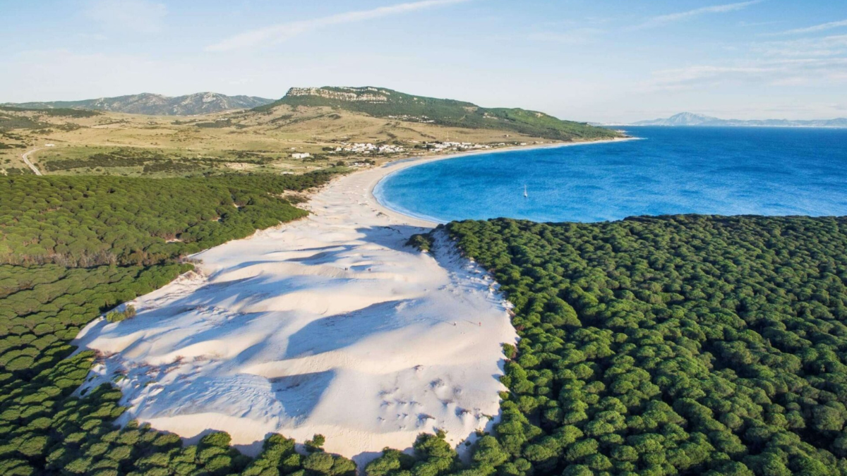 Esta playa en Andalucía es un verdadero tesoro natural para relajarte y disfrutar.