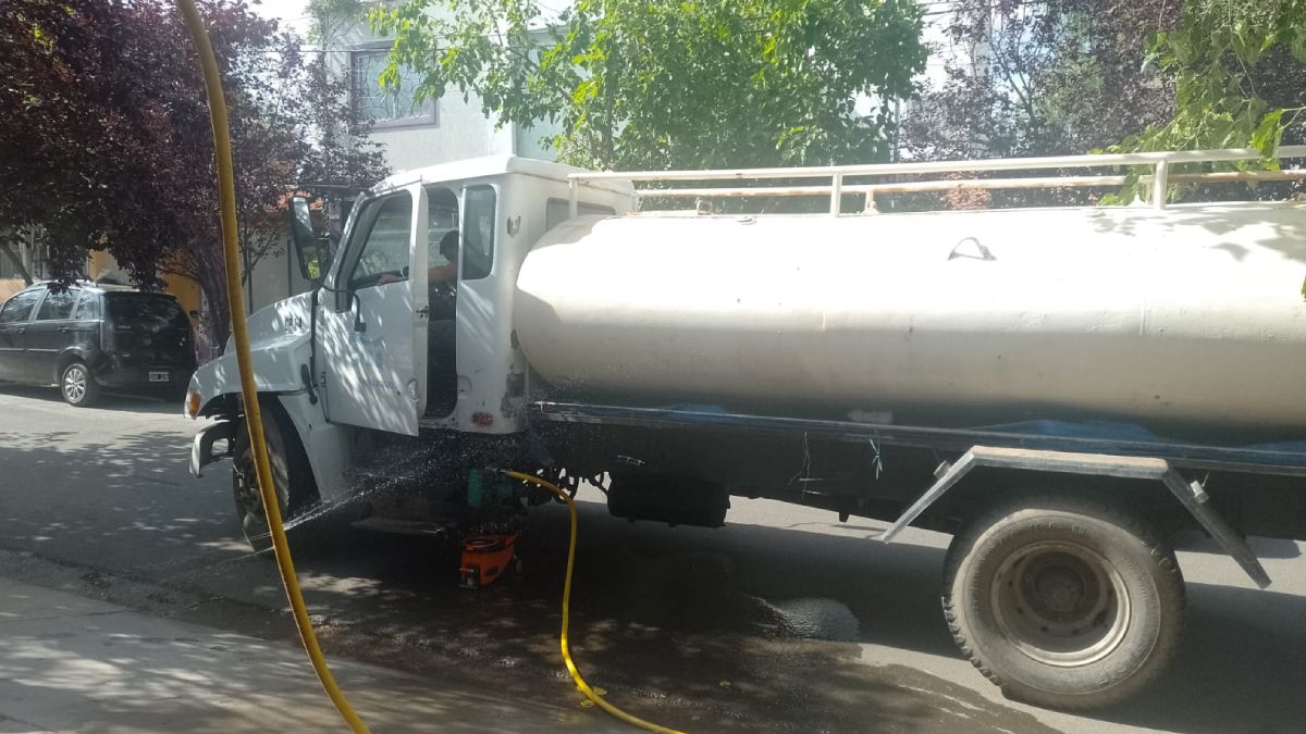 En algunas zonas periféricas del Gran Mendoza, el agua se sigue distribuyendo mediante camiones. En algunas zonas periféricas del Gran Mendoza, el agua se sigue distribuyendo mediante camiones.