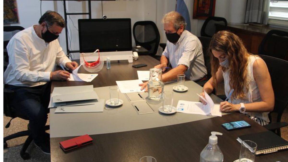 Doble Vía Mendoza - San Juan. Firmaron el convenio la presidenta del IPV, María Marta Ontanilla; el intendente de Las Heras, Daniel Orozco; y el Jefe del 4° Distrito de la Dirección Nacional de Vialidad, Guillermo Amstutz.